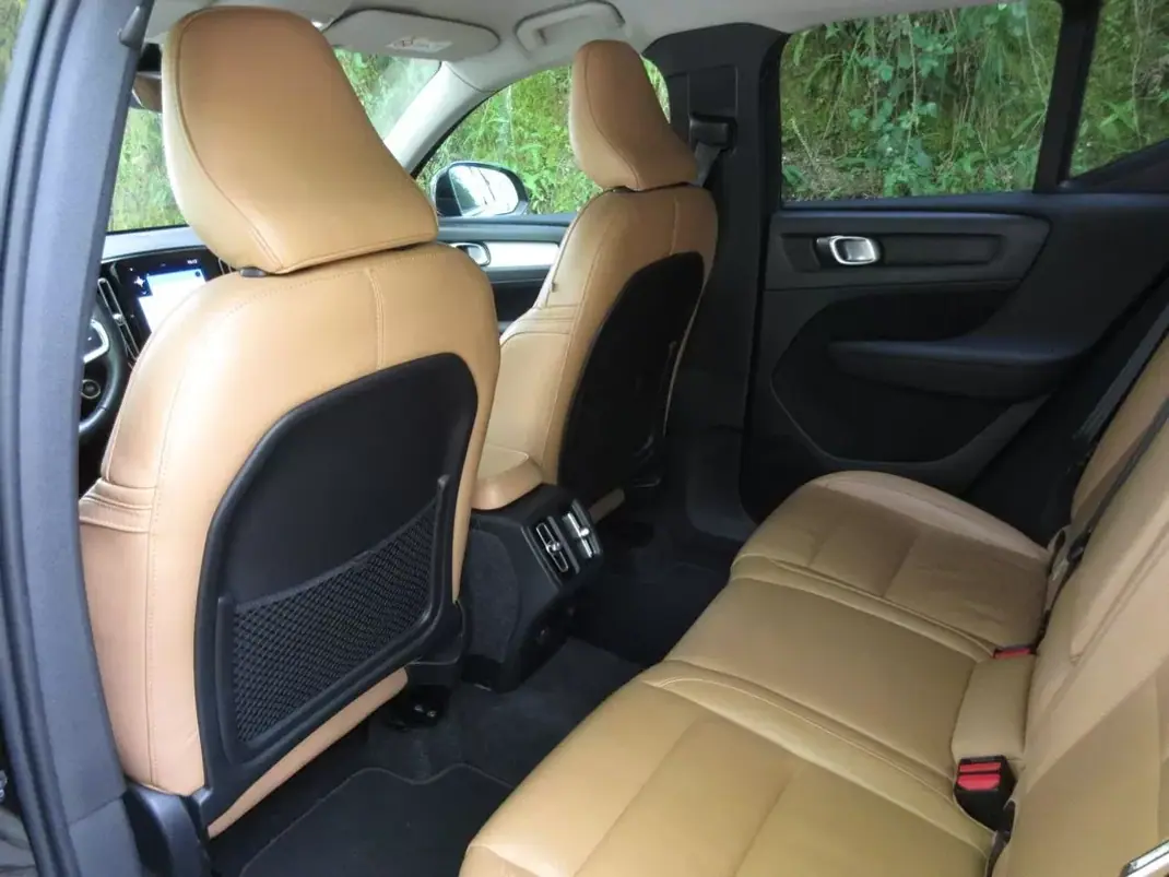 Volvo XC 40 2019 - 29490 EUR, 70000 km - AUTO.MOTO.pt - 70000km - foto 35 de 60