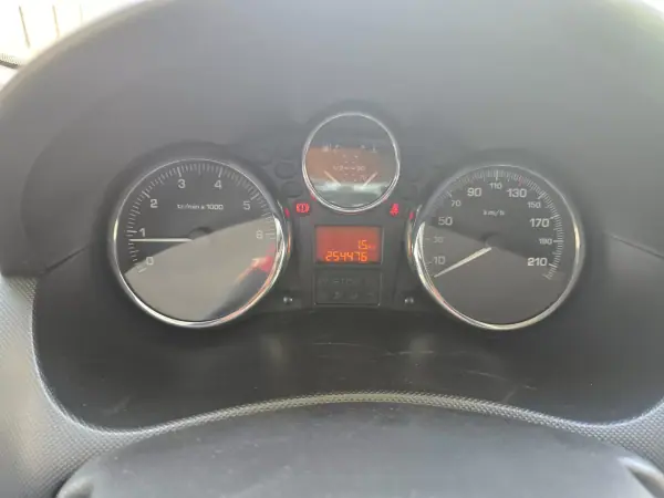 Peugeot 206 2011 - 4000 EUR, 254500 km - AUTO.MOTO.pt - 254500km - foto 13 de 18