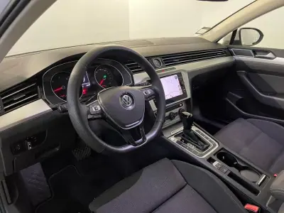 Volkswagen Passat Variant 2019 - 15750 EUR, 257000 km - AUTO.MOTO.pt - 257000km - foto 10 de 33
