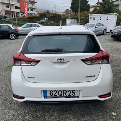 Toyota Auris 2015 - 7450 EUR, 338000 km - AUTO.MOTO.pt - 338000km - foto 5 de 12