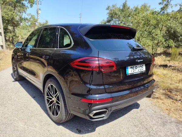 Porsche Cayenne 2015 - 35900 EUR, 206900 km - AUTO.MOTO.pt - 206900km - foto 12 de 27