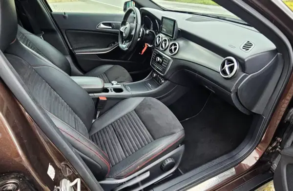 Mercedes-Benz GLA 180 2015 - 21500 EUR, 160000 km - AUTO.MOTO.pt - 160000km - foto 5 de 31