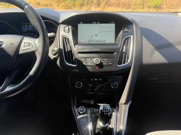 Ford Focus SW 2017 - 9900 EUR, 155000 km - AUTO.MOTO.pt - 155000km - foto 13 de 26