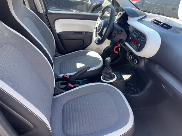 Renault Twingo 2017 - 7750 EUR, 136000 km - AUTO.MOTO.pt - 136000km - foto 12 de 13
