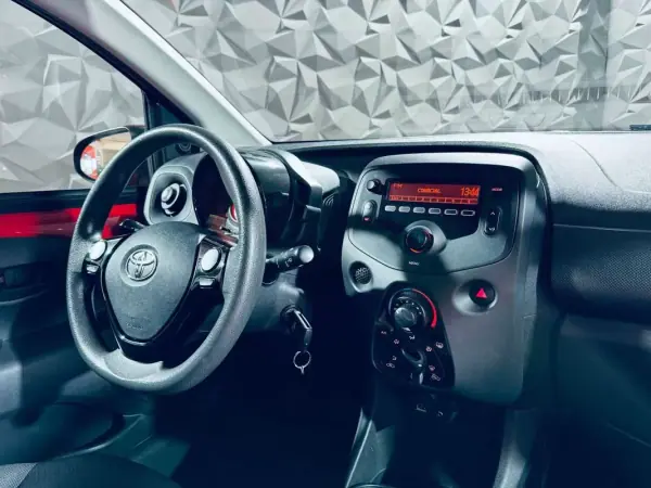 Toyota Aygo 2019 - 10750 EUR, 126299 km - AUTO.MOTO.pt - 126299km - foto 20 de 35