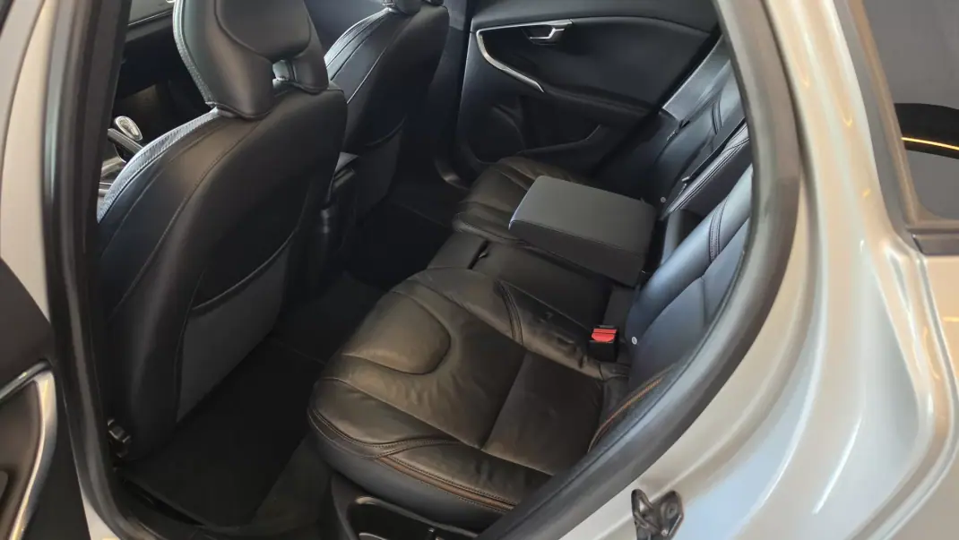 Volvo V40 Cross Country 2013 - 9900 EUR, 239930 km - AUTO.MOTO.pt - 239930km - foto 45 de 55