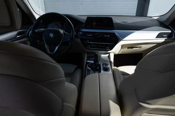 BMW 520 2017 - 24999 EUR, 188000 km - AUTO.MOTO.pt - 188000km - foto 11 de 26