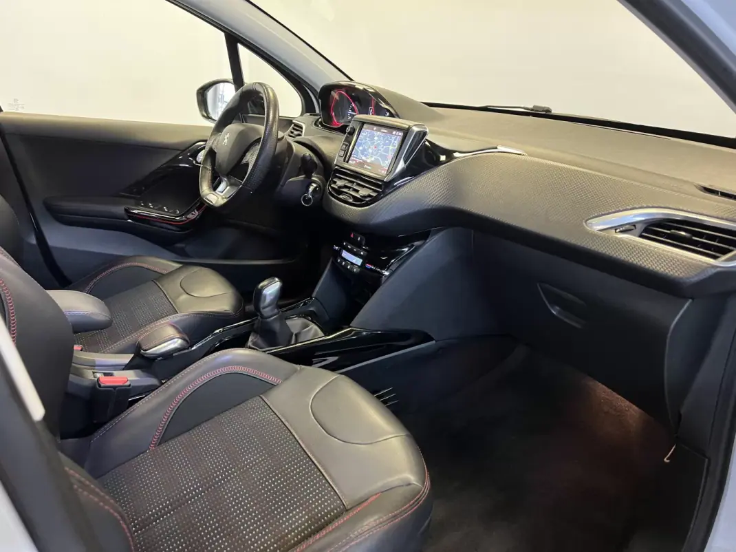 Peugeot 2008 2017 - 10990 EUR, 102000 km - AUTO.MOTO.pt - 102000km - foto 17 de 40
