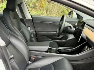 Tesla Model 3 2020 - 22000 EUR, 101000 km - AUTO.MOTO.pt - 101000km - foto 12 de 17