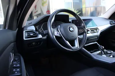 BMW 330e 2021 - 26400 EUR, 93627 km - AUTO.MOTO.pt - 93627km - foto 5 de 16