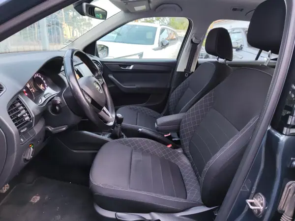 Skoda Fabia 2015 - 11900 EUR, 130000 km - AUTO.MOTO.pt - 130000km - foto 11 de 17