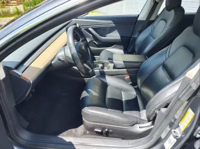Tesla Model 3 2019 - 22900 EUR, 224000 km - AUTO.MOTO.pt - 224000km - foto 10 de 26