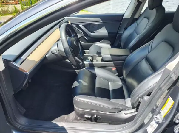Tesla Model 3 2019 - 22900 EUR, 224000 km - AUTO.MOTO.pt - 224000km - foto 10 de 26