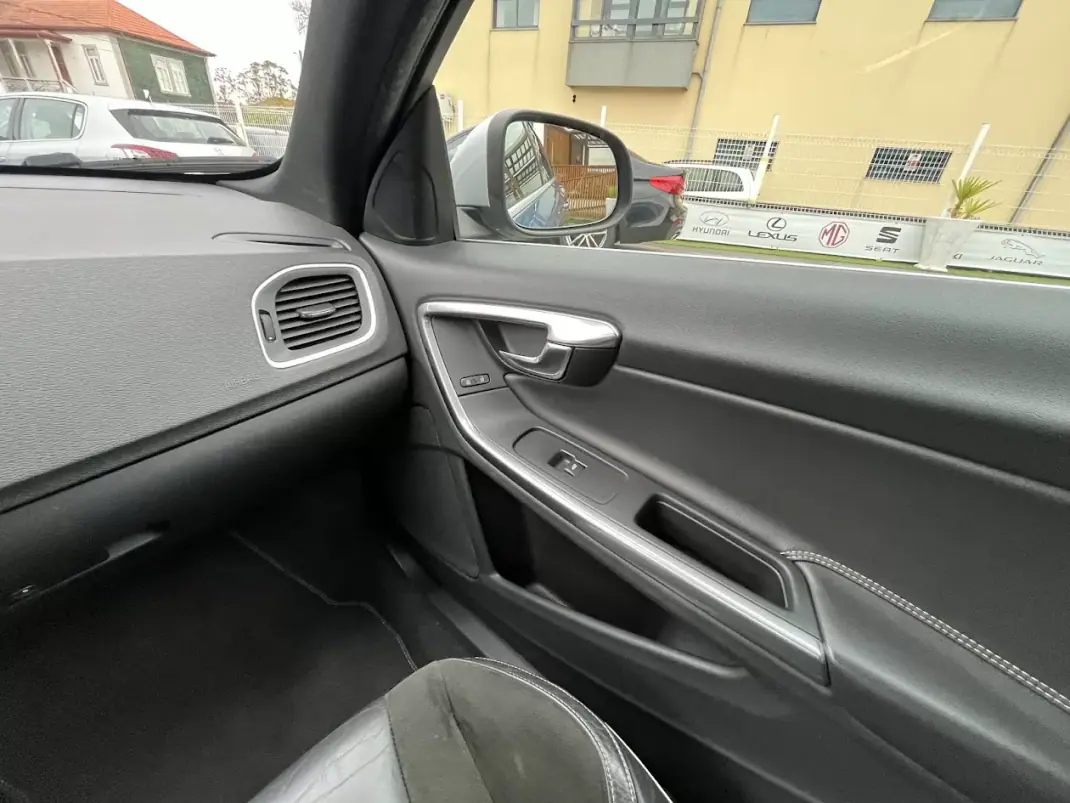 Volvo S60 2015 - 11950 EUR, 225000 km - AUTO.MOTO.pt - 225000km - foto 23 de 53