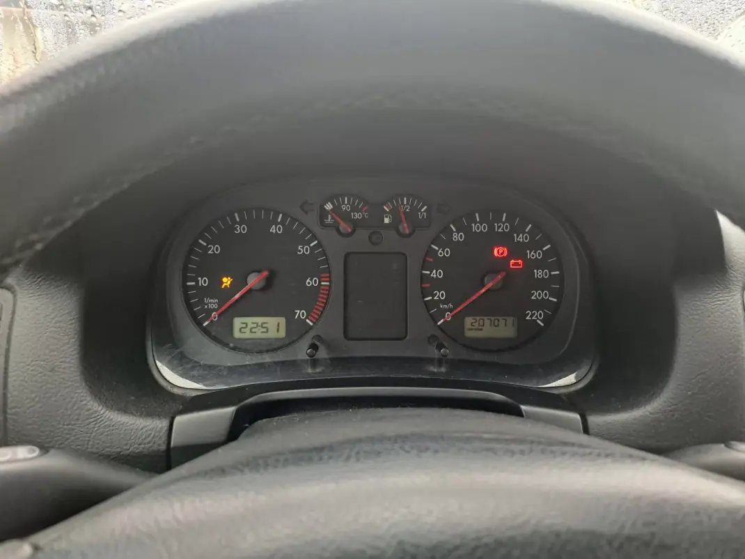 Volkswagen Golf 1999 - 2350 EUR, 207071 km - AUTO.MOTO.pt - 207071km - foto 3 de 7