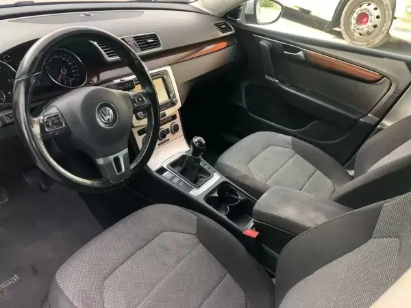 Volkswagen Passat 2014 - 12999 EUR, 140000 km - AUTO.MOTO.pt - 140000km - foto 6 de 7