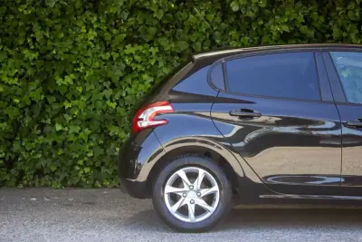 Peugeot 208 2012 - 7900 EUR, 99500 km - AUTO.MOTO.pt - 99500km - foto 4 de 16