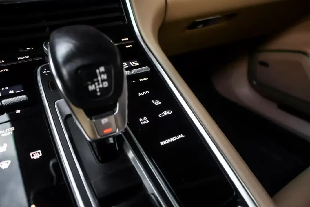 Porsche Panamera 2022 - 99950 EUR, 92267 km - AUTO.MOTO.pt - 92267km - foto 22 de 49
