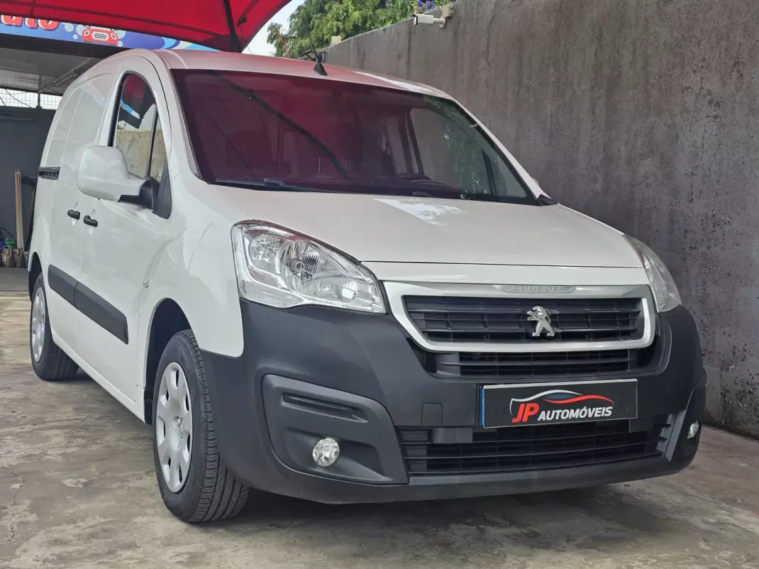 Peugeot Partner 3 lugares Longa 2017 - 8750 EUR, 234000 km - AUTO.MOTO.pt - 234000km - foto 1 de 12