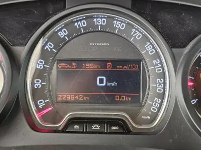 Citroën C5 Break 2013 - 7500 EUR, 228842 km - AUTO.MOTO.pt - 228842km - foto 8 de 17