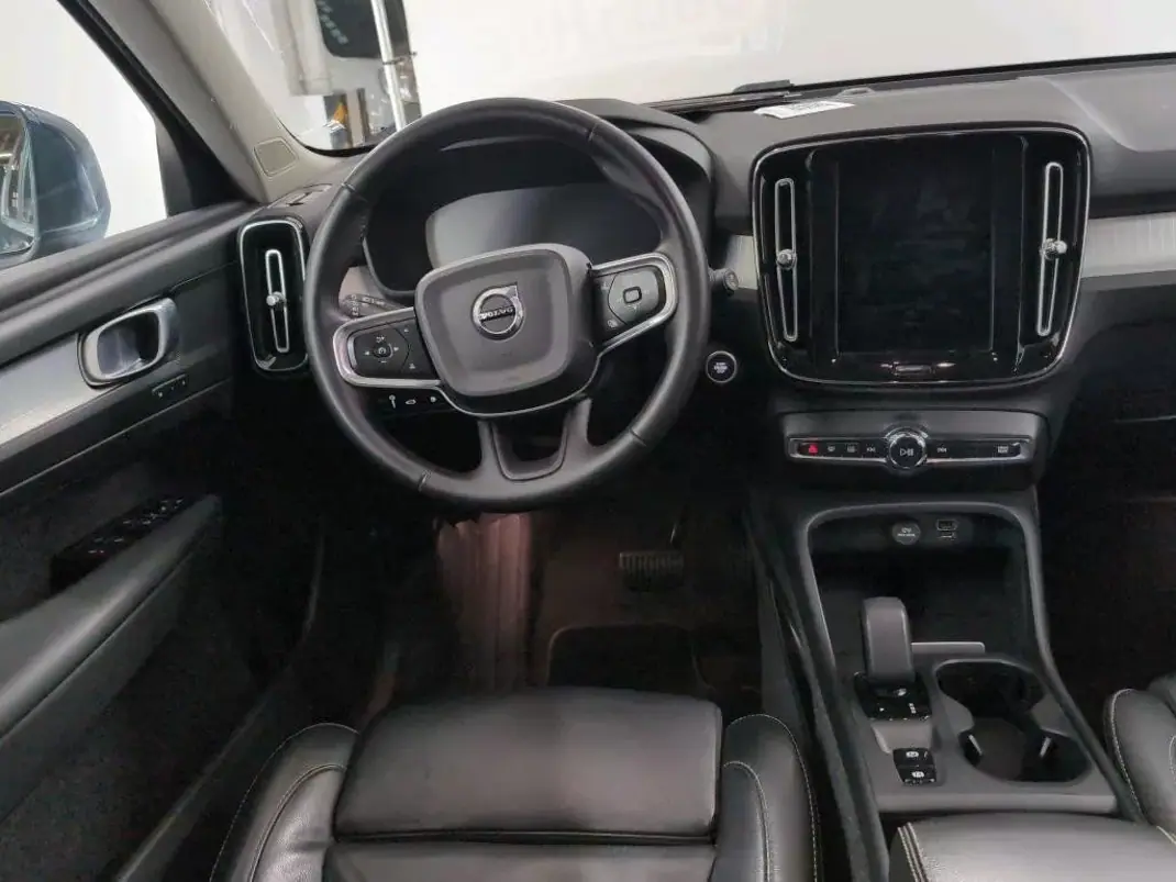 Volvo XC 40 2022 - 28990 EUR, 86024 km - AUTO.MOTO.pt - 86024km - foto 5 de 10