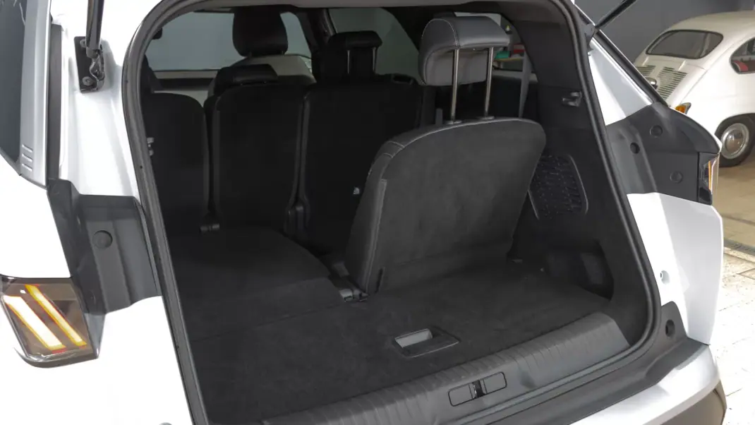 Peugeot 5008 2025 - 32850 EUR, 15000 km - 15000km - foto 9 de 38