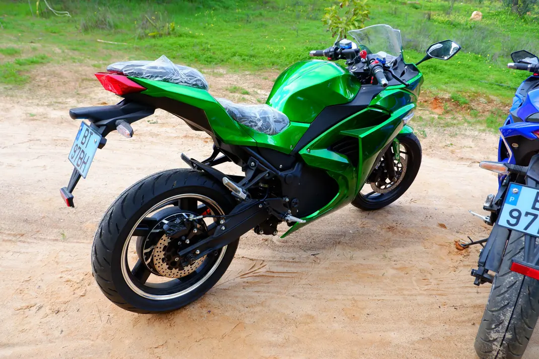 Kawasaki Ninja 400 2025 - 8610 EUR, 2 km - AUTO.MOTO.pt - 2km - foto 7 de 15