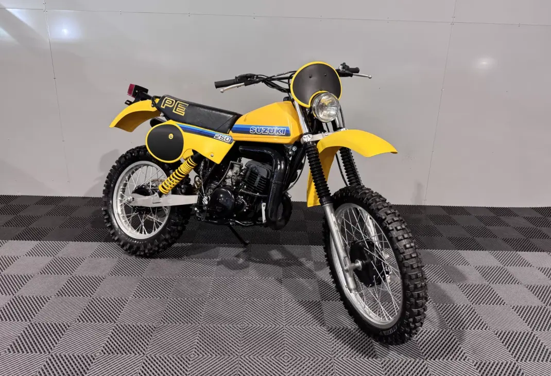 Suzuki Burgman 650 ABS Executive 1994 - 6750 EUR, 1500 km - 1500km - foto 1 de 17