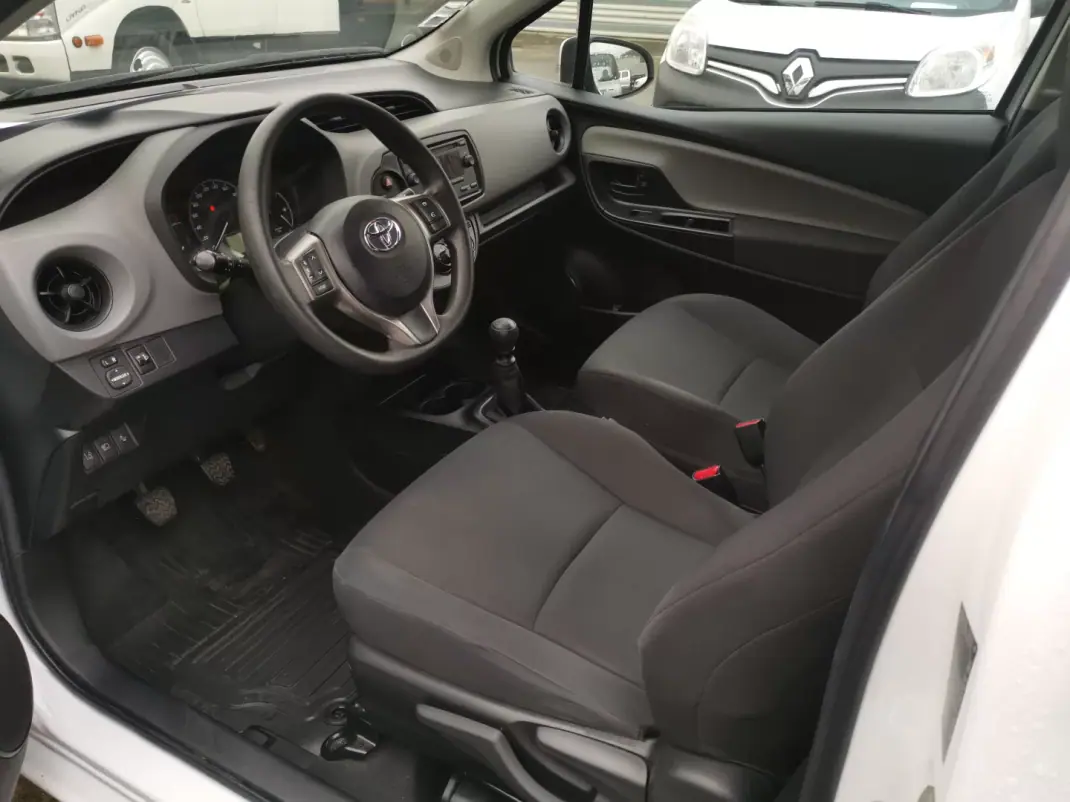 Toyota YARIS BIZZ (NLP 1.0 VVT-i 1.0) 2017 - 11000 EUR, 214000 km - AUTO.MOTO.pt - 214000km - foto 7 de 11