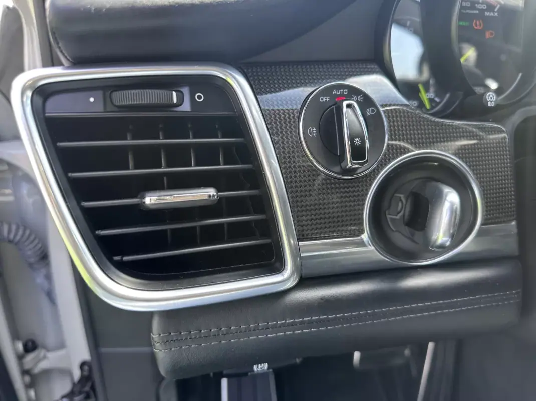 Porsche Panamera 2015 - 35000 EUR, 159000 km - AUTO.MOTO.pt - 159000km - foto 31 de 67