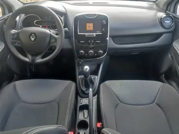 Renault Clio Sport Tourer 2015 - 7990 EUR, 185000 km - AUTO.MOTO.pt - 185000km - foto 8 de 11