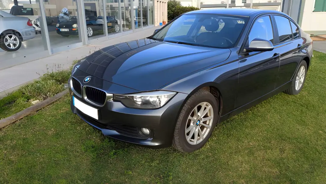 BMW 316 2014 - 11990 EUR, 180000 km - AUTO.MOTO.pt - 180000km - foto 1 de 9