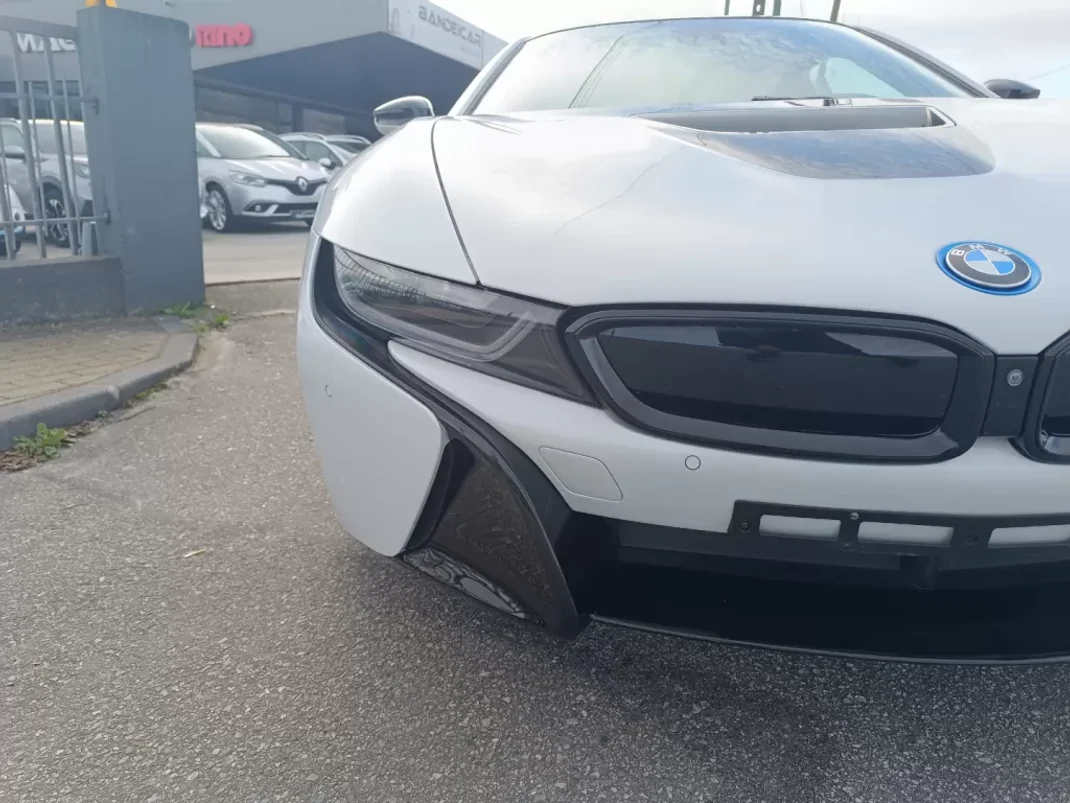 BMW i8 2016 - 71000 EUR, 140000 km - AUTO.MOTO.pt - 140000km - foto 16 de 25