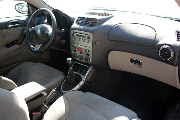 Alfa Romeo GT 2004 - 3800 EUR, 289000 km - AUTO.MOTO.pt - 289000km - foto 14 de 23