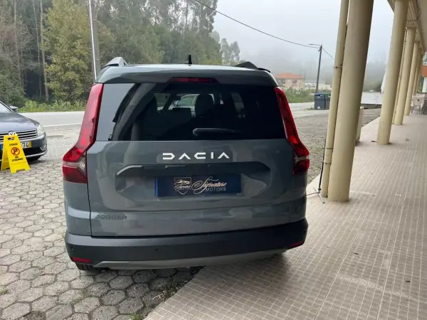 Dacia Jogger 2023 - 17900 EUR, 153000 km - AUTO.MOTO.pt - 153000km - foto 5 de 16