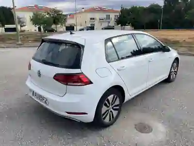 Volkswagen e-Golf 2017 - 14900 EUR, 180000 km - AUTO.MOTO.pt - 180000km - foto 3 de 25