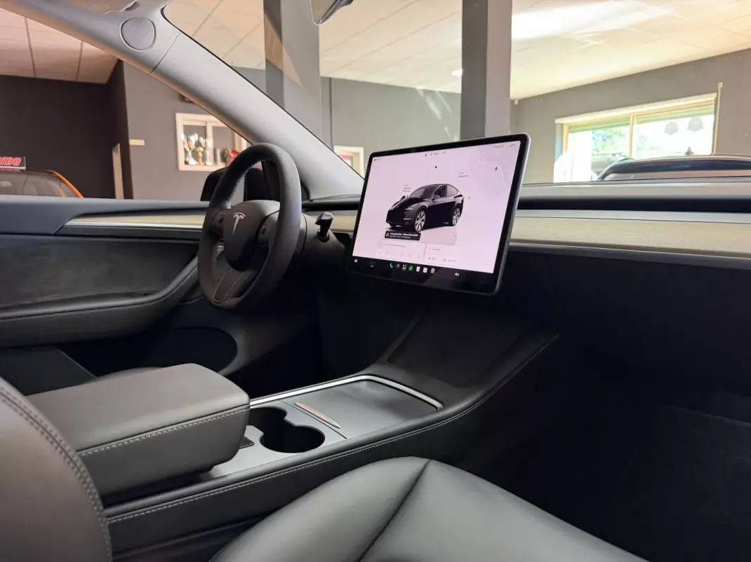 Tesla Model Y 2023 - 36500 EUR, 16200 km - 16200km - foto 11 de 15