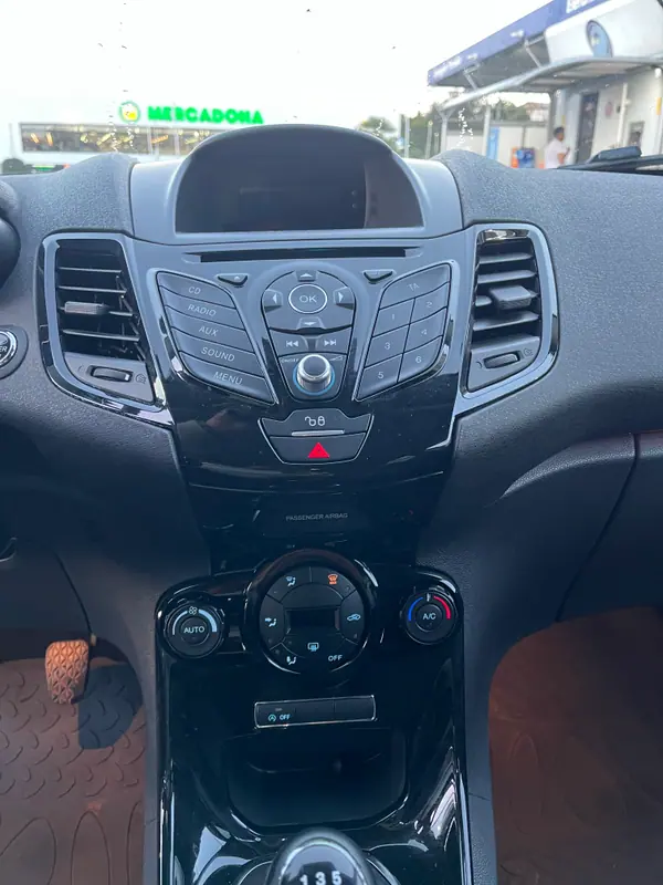 Ford Fiesta 2015 - 6000 EUR, 140000 km - AUTO.MOTO.pt - 140000km - foto 4 de 7