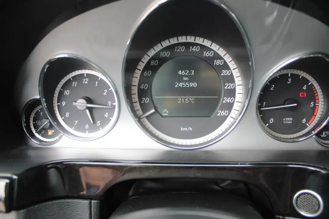Mercedes-Benz E 250 2010 - 13990 EUR, 245000 km - AUTO.MOTO.pt - 245000km - foto 22 de 48