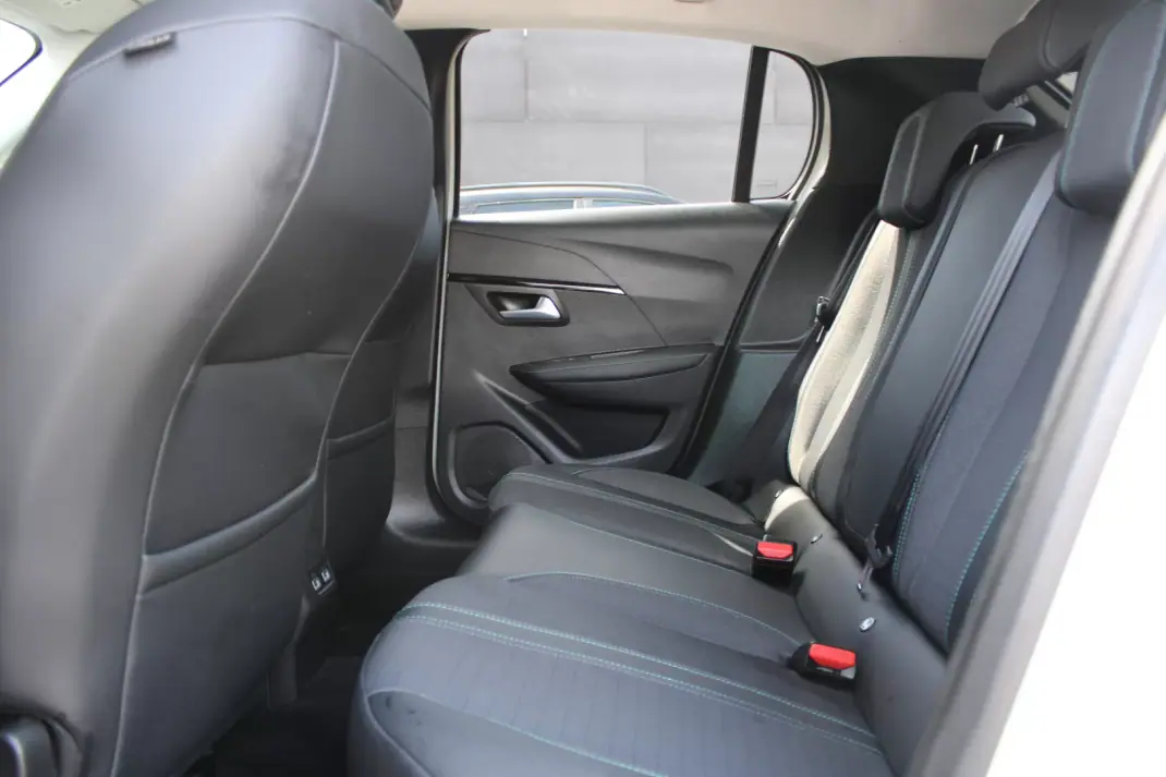 Peugeot e-208 2021 - 16490 EUR, 94000 km - AUTO.MOTO.pt - 94000km - foto 14 de 26