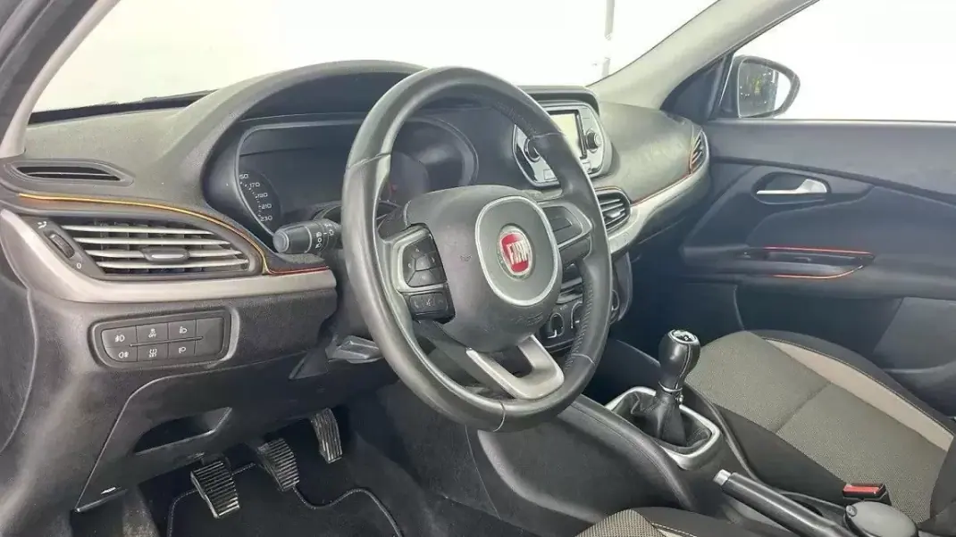 Fiat Tipo Sedan 2016 - 6999 EUR, 99000 km - AUTO.MOTO.pt - 99000km - foto 4 de 12