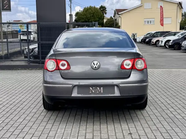 Volkswagen Passat 2005 - 6500 EUR, 234000 km - AUTO.MOTO.pt - 234000km - foto 4 de 19