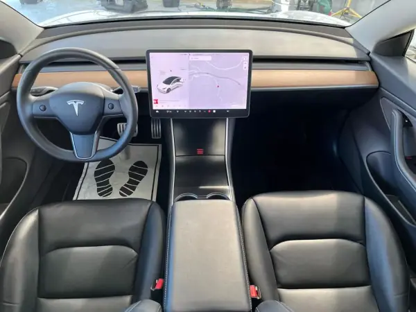 Tesla Model 3 2020 - 24900 EUR, 107000 km - AUTO.MOTO.pt - 107000km - foto 7 de 14