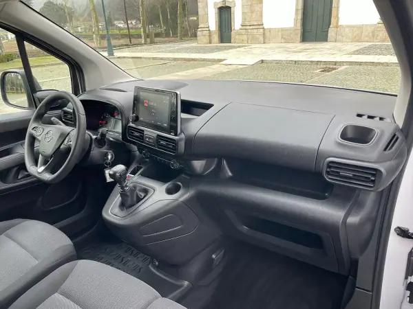 Opel COMBO 2022 - 13450 EUR, 90000 km - AUTO.MOTO.pt - 90000km - foto 21 de 37
