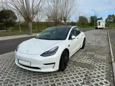 Tesla Model 3 2022 - 33500 EUR, 70000 km - AUTO.MOTO.pt - 70000km - foto 23 de 30