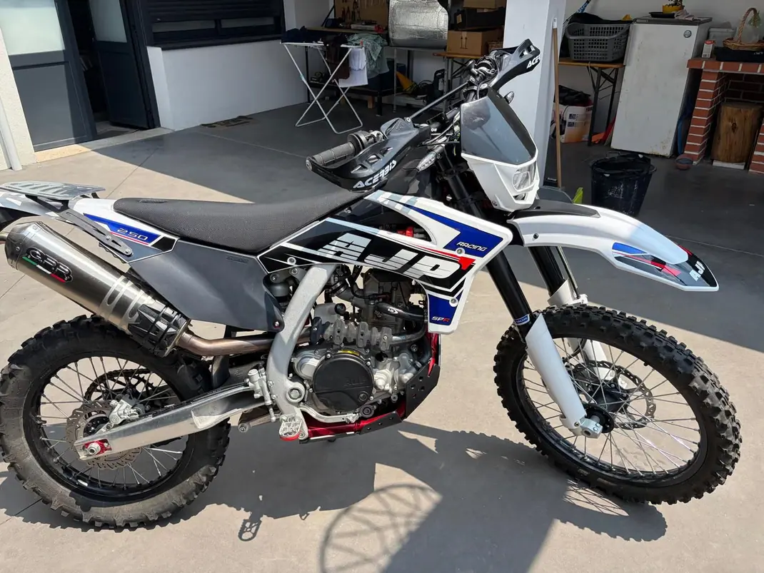 AJP PR5 2022 - 4200 EUR, 777 km - 777km - foto 6 de 8