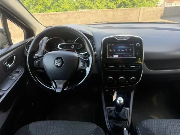Renault Clio 2014 - 7650 EUR, 170000 km - AUTO.MOTO.pt - 170000km - foto 16 de 24