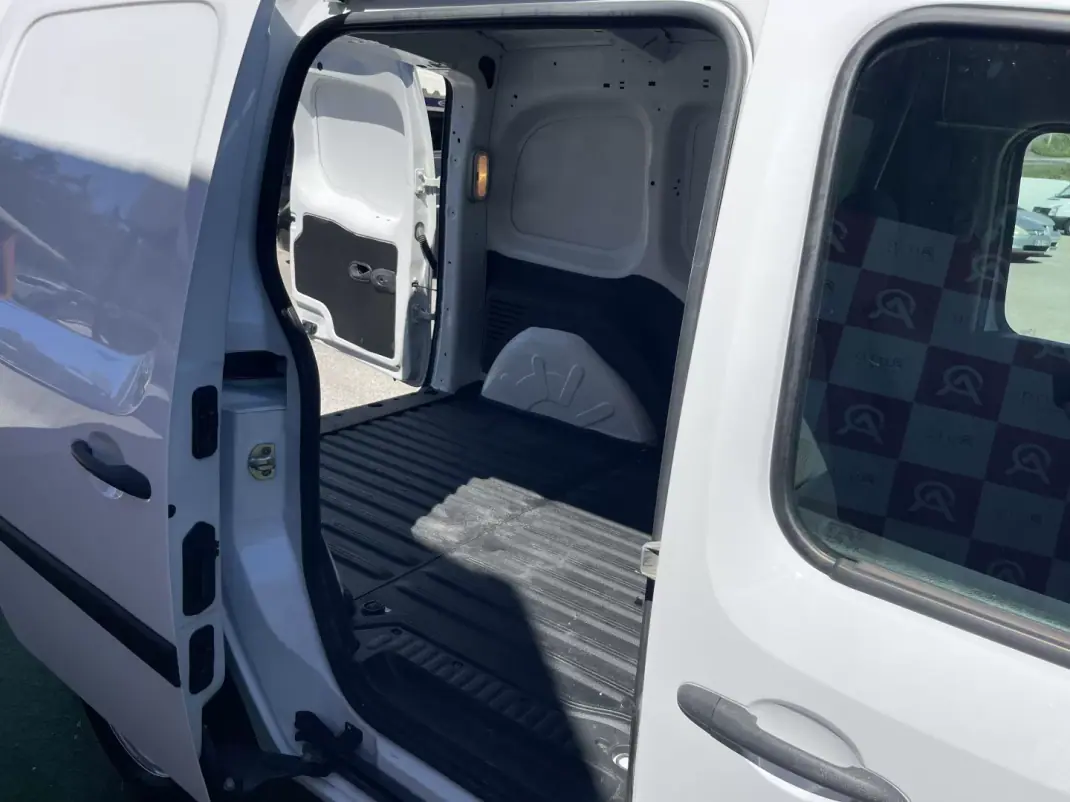 Renault Kangoo 1.5 DCi Business 2020 - 13490 EUR, 142280 km - AUTO.MOTO.pt - 142280km - foto 16 de 17