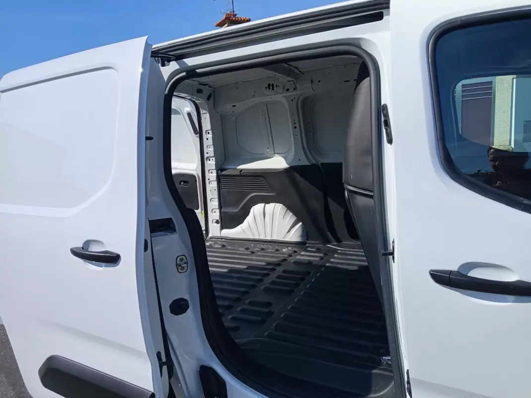 Peugeot Partner 2019 - 12990 EUR, 91000 km - AUTO.MOTO.pt - 91000km - foto 9 de 16