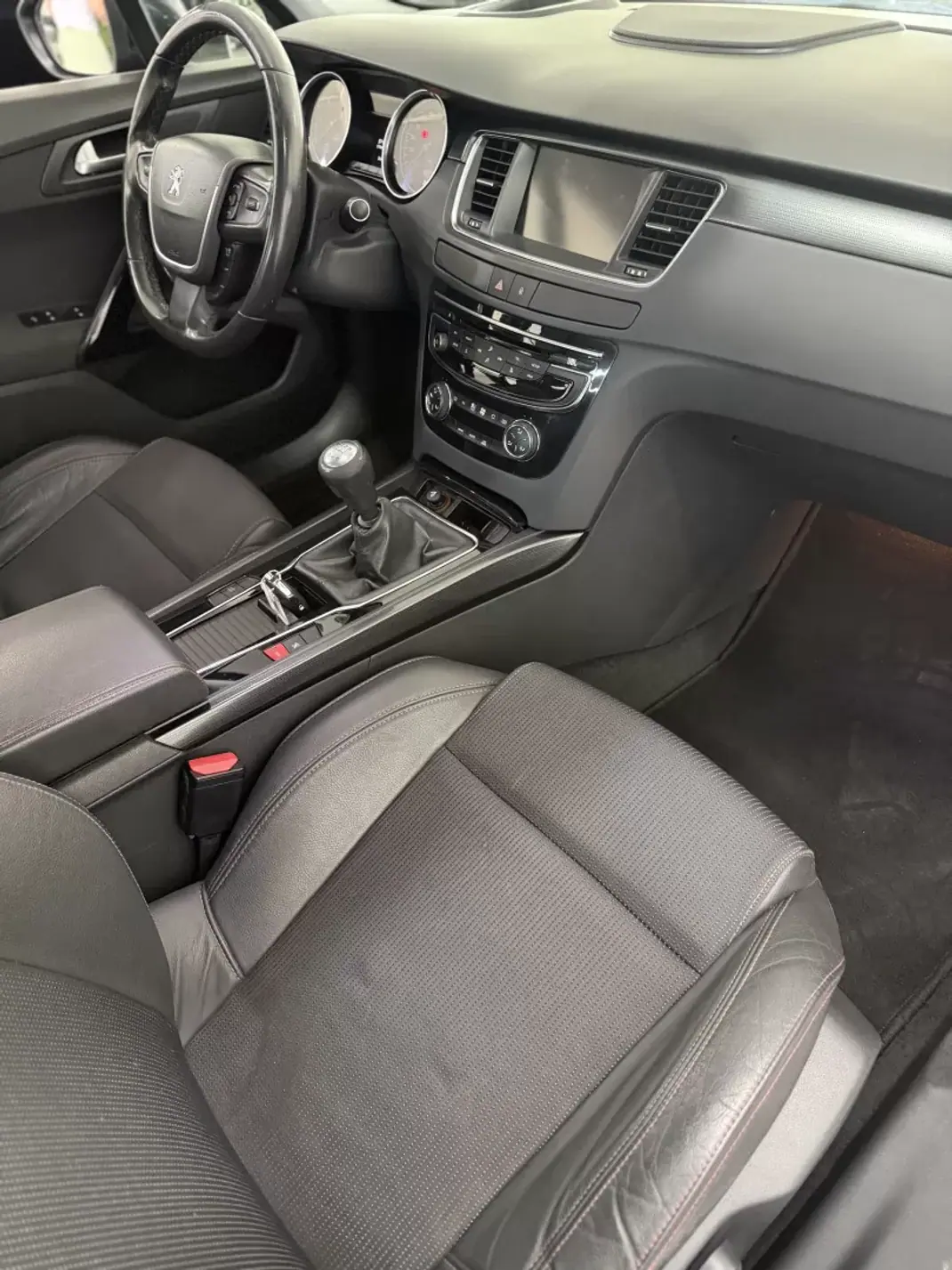Peugeot 508 2015 - 9990 EUR, 240000 km - AUTO.MOTO.pt - 240000km - foto 12 de 15